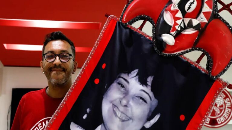 homenagem-do-salgueiro-a-rosa-magalhaes-fechara-desfiles-de-2026-rosa-e-professora-e-nos-ensinou-a-amar-o-brasil-e-a-brasilidade-diz-carnavalesco-foto-tania-rego-agencia-brasil-tvt-news