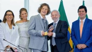 Da Redação 11 lula-recebe-lucas-pinheiro-medalha-de-ouro-nos-jogos-de-inverno-sou-metade-noruegues-e-isso-representa-a-realidade-brasileira-foto-ricardo-stuckert-pr-tvt-news