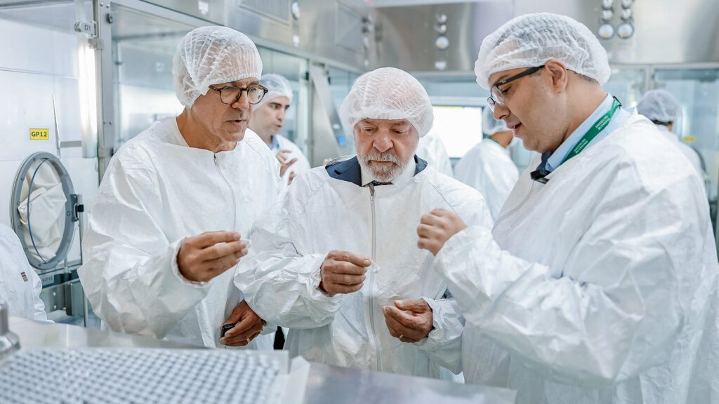 Presidente-da-Republica-Luiz-Inacio-Lula-da-Silva-e-ministro-da-Saude-Alexandre-Padilha-esq-durante-visita-ao-Centro-de-Producao-de-Vacina-contra-a-Dengue-PVD-do-Instituto-Butantan-ricardo-stuckert-pr-tvt-news