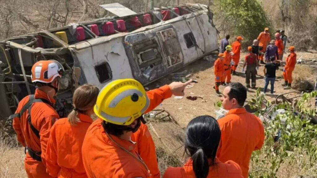 capotamento-de-onibus-que-levava-romeiros-deixa-15-mortos-em-alagoas-sobreviventes-foram-encaminhados-para-hospitais-da-regiao-foto-divulgacao-governo-de-alagoas-tvt-news
