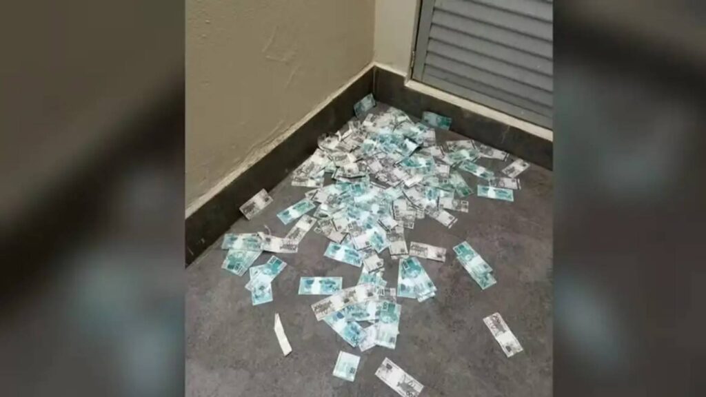 dinheiro-e-jogado-pela-janela-em-operacao-da-pf-contra-rioprevidencia-dinheiro-foi-arremessado-pela-janela-de-um-apartamento-em-balneario-camboriu-foto-pf-divulgacao-tvt-news