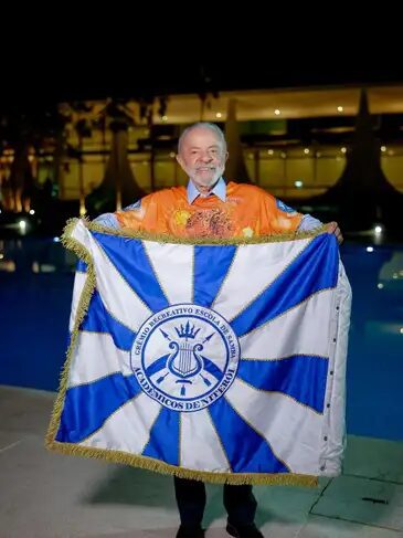 Mãe de Lula “canta” no samba-enredo da Acadêmicos de Niterói 4