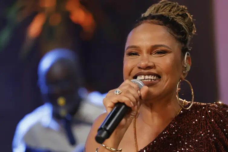 Mãe de Lula “canta” no samba-enredo da Acadêmicos de Niterói 3