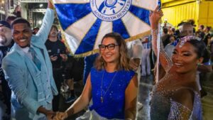 Em entrevista à equipe do jornal TVT News Primeira Edição, o presidente de honra da agremiação, Anderson Pico, afirmou que a primeira-dama Janja já participou de atividades na escola. Foto: Acadêmicos de Niteróiq@cris_lucenafotos
