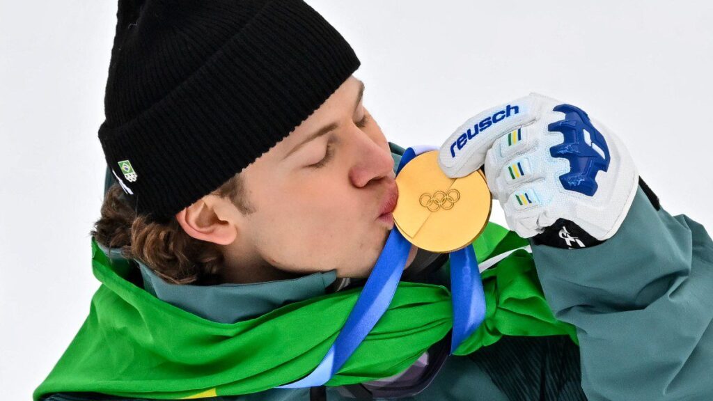 olimpiadas-jogos-olimpicos-inverno-2026-lucas-pinheiro-braathen-e-ouro-para-o-brasil-em-milao-cortina-2026-brasileiro-faz-apresentacao-historica-e-garante-a-primeira-medalha-brasileira-em-jogos-olimpicos-de-inverno-tvt-news