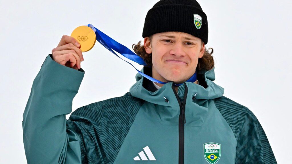 olimpiadas-jogos-olimpicos-inverno-2026-lucas-pinheiro-braathen-e-ouro-para-o-brasil-em-milao-cortina-2026-brasileiro-faz-apresentacao-historica-e-garante-a-primeira-medalha-brasileira-em-jogos-olimpicos-de-inverno-tvt-news