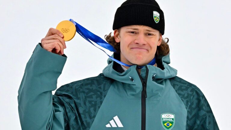 olimpiadas-jogos-olimpicos-inverno-2026-lucas-pinheiro-braathen-e-ouro-para-o-brasil-em-milao-cortina-2026-brasileiro-faz-apresentacao-historica-e-garante-a-primeira-medalha-brasileira-em-jogos-olimpicos-de-inverno-tvt-news
