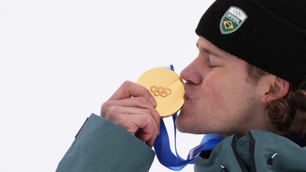 olimpiadas-jogos-olimpicos-inverno-2026-lucas-pinheiro-braathen-e-ouro-para-o-brasil-em-milao-cortina-2026-brasileiro-faz-apresentacao-historica-e-garante-a-primeira-medalha-brasileira-em-jogos-olimpicos-de-inverno-tvt-news