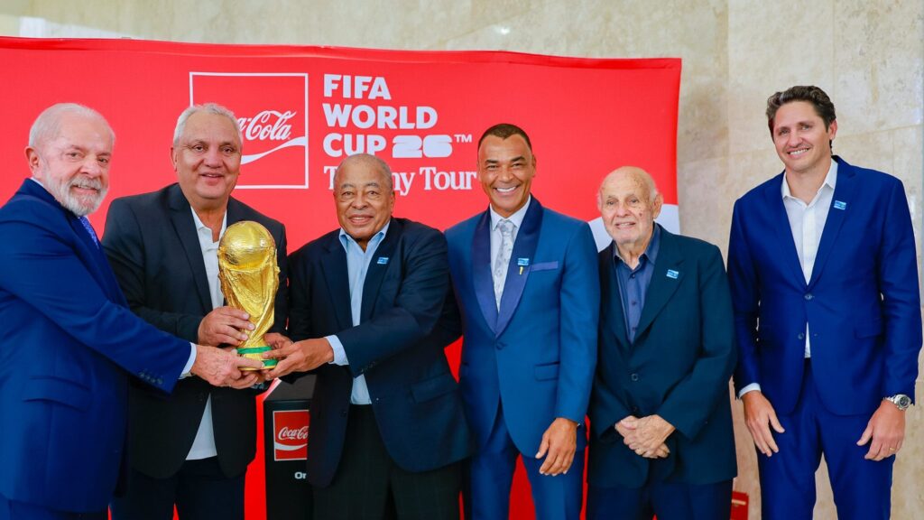 brasil-com-as-maos-na-taca-da-copa-do-mundo-tvt-news