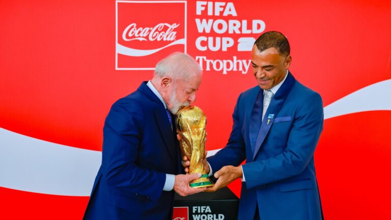 brasil-com-as-maos-na-taca-da-copa-do-mundo-tvt-news