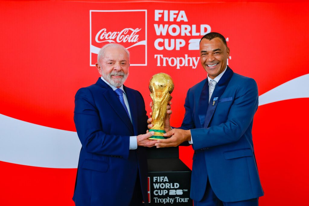 brasil-com-as-maos-na-taca-da-copa-do-mundo-tvt-news