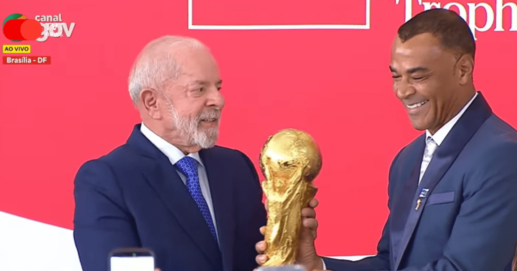 Brasil está com a taça da Copa do Mundo 1 brasil-esta-com-a-taca-da-copa-do-mundo-tvt-news