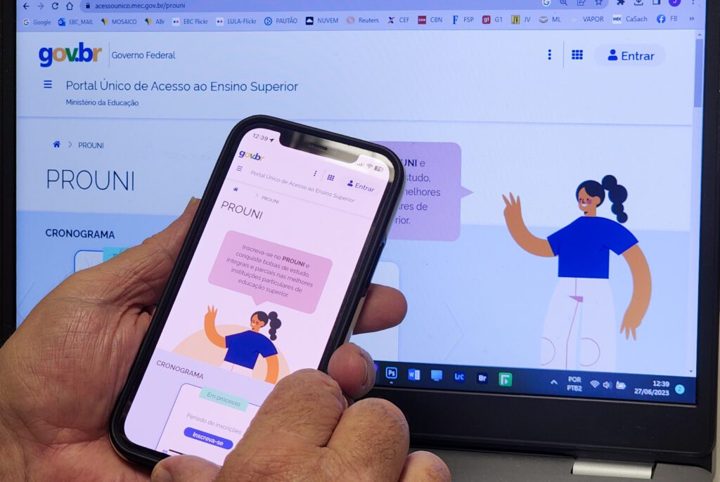 o-prouni-oferece-bolsas-de-estudo-integrais-e-parciais-em-cursos-de-graduacao-as-inscricoes-podem-ser-feitas-pelo-celular-ou-pelo-computador-foto-rafa-neddermeyer-agencia-brasil-tvt-news