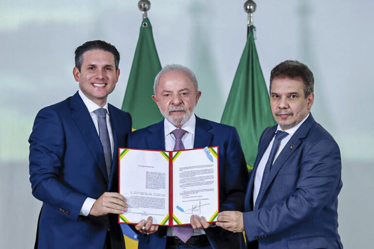 lula-hugo-motta-e-marcio-macedo-durante-a-sancao-do-projeto-que-institui-o-marco-legal-do-combate-ao-crime-organizado-no-brasil-no-palacio-do-planalto-brasilia-df-foto-ricardo-stuckert-pr-tvt-news