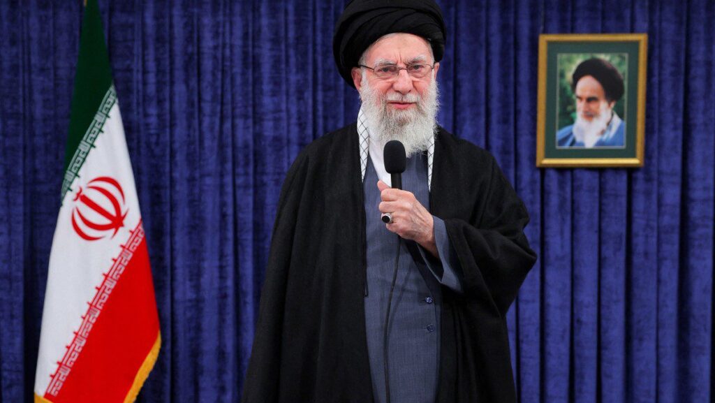 Irã desafia Trump e promete vingar a morte de Khamenei 2 eua-e-israel-atacam-ira-ira-desafia-trump-e-promete-vingar-a-morte-de-khamenei-tvt-news