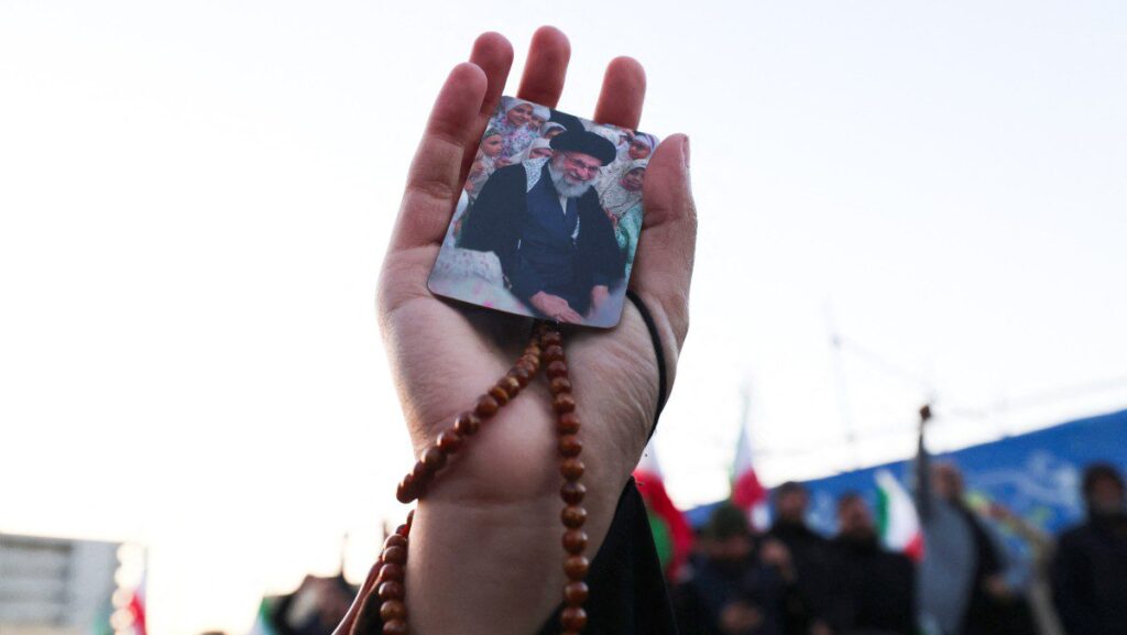 eua-e-israel-atacam-ira-ira-desafia-trump-e-promete-vingar-a-morte-de-khamenei-tvt-news