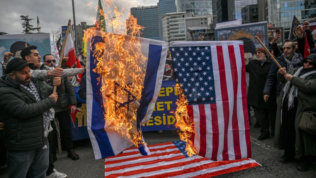 Irã desafia Trump e promete vingar a morte de Khamenei 1 eua-e-israel-atacam-ira-ira-desafia-trump-e-promete-vingar-a-morte-de-khamenei-tvt-news