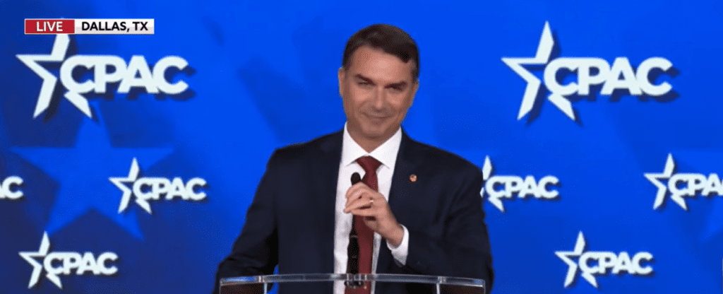 em-discurso-flavio-bolsonaro-defendeu-intervencao-dos-eua-nas-eleicoes-brasileiras-para-garantir-que-o-processo-respeite-valores-de-origem-americana-foto-divulgacao-cpac-tvt-news