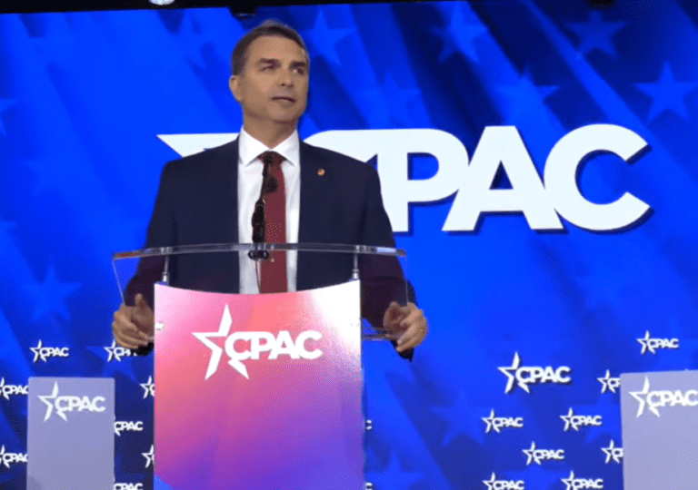 senador-e-pre-candidato-a-presidencia-flavio-bolsonaro-fala-em-evento-de-conservadores-o-cpac-e-defende-entrega-de-terras-raras-aos-eua-foto-reproducao-cpac-tvt-news