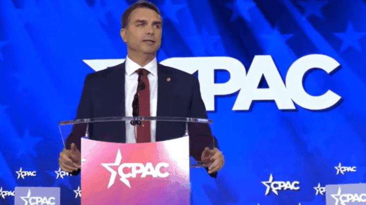 senador-e-pre-candidato-a-presidencia-flavio-bolsonaro-fala-em-evento-de-conservadores-o-cpac-e-defende-entrega-de-terras-raras-aos-eua-foto-reproducao-cpac-tvt-news