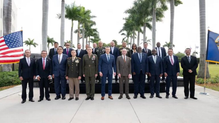 eua-diz-que-pode-agir-sozinho-em-paises-latinos-americanos-coalizao-firmada-na-florida-expressa-a-politica-do-corolario-trump-a-doutrina-monroe-foto-u-s-southern-command-divulgacao-tvt-news