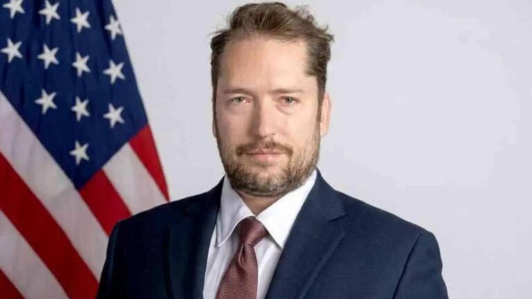 moraes-autoriza-visita-de-assessor-de-trump-a-bolsonaro-na-papudinha-darren-beattie-ja-acusou-censura-e-perseguicao-a-bolsonaro-foto-departamento-de-estado-dos-eua-divulgacao-tvt-news