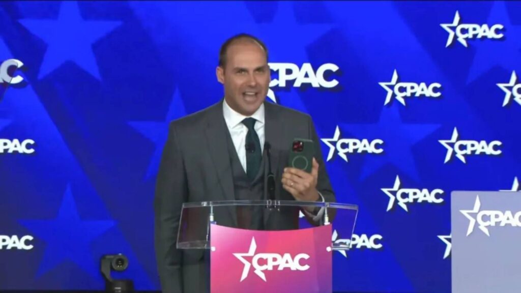 Bolsonaro tem 24h para explicar fala de Eduardo sobre acesso a vídeo “Vocês sabem por que eu estou fazendo esse vídeo? Porque eu estou mostrando para o meu pai”, disse. Foto: Reprodução/CPAC TVT News