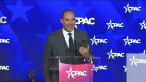 Bolsonaro tem 24h para explicar fala de Eduardo sobre acesso a vídeo “Vocês sabem por que eu estou fazendo esse vídeo? Porque eu estou mostrando para o meu pai”, disse. Foto: Reprodução/CPAC TVT News