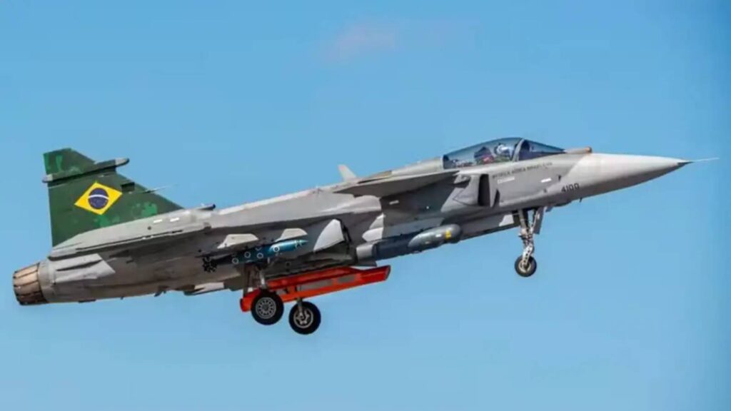 lula-batiza-primeiro-caca-gripen-produzido-no-brasil-programa-ja-gerou-mais-de-2-mil-empregos-diretos-e-cerca-de-10-mil-indiretos-foto-saab-divulgacao-tvt-news