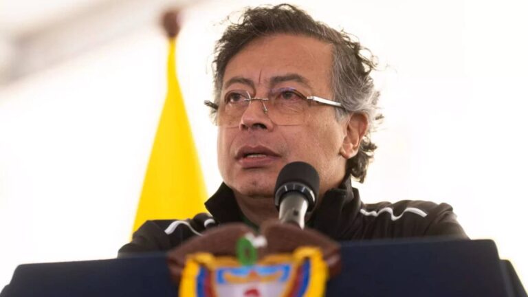 colombia-acusa-equador-de-fazer-bombardeios-na-fronteira-de-acordo-com-petro-ao-menos-27-corpos-carbonizados-teriam-sido-encontrados-na-regiao-foto-presidencia-de-colombia-flickr-tvt-news