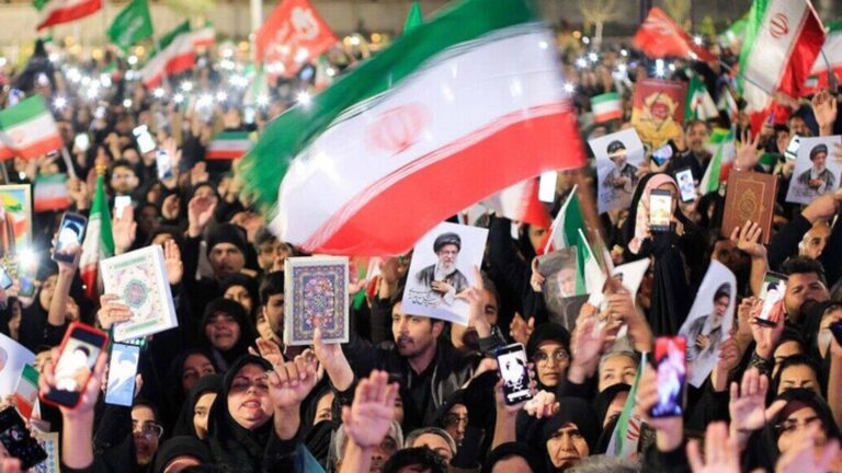 resistencia-do-ira-pressiona-estados-unidos-a-encerrarem-guerra-eua-simplesmente-entraram-num-atoleiro-e-trump-nao-sabe-como-sair-avalia-especialista-foto-rs-via-fotos-publicas-tvt-news