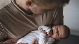 lula-amplia-licenca-paternidade-para-ate-20-dias-a-partir-de-2027-pais-terao-direito-a-10-dias-de-afastamento-em-2028-sobe-para-15-dias-foto-freepik-tvt-news