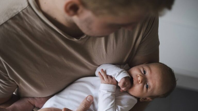 lula-amplia-licenca-paternidade-para-ate-20-dias-a-partir-de-2027-pais-terao-direito-a-10-dias-de-afastamento-em-2028-sobe-para-15-dias-foto-freepik-tvt-news