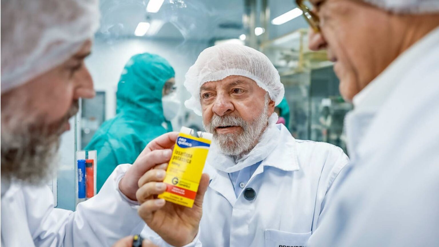 Lula segura uma caixa de losartana Neo Química durante visita à fábrica da Brainfarma, do grupo Hypera, em Anápolis (GO), em 26 de março de 2026