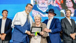 lula-na-entrega-do-titulo-de-doutor-honoris-causa-a-pepe-mujica-grande-irmao-da-america-latina-mujica-nao-morreu-porque-as-ideias-que-ele-transmitia-devem-permanecer-disse-lula-foto-ricardo-stuckert-pr-tvt-news