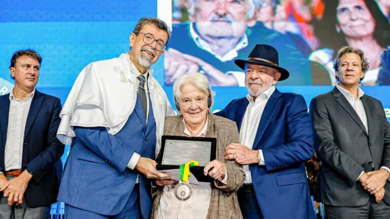 lula-na-entrega-do-titulo-de-doutor-honoris-causa-a-pepe-mujica-grande-irmao-da-america-latina-mujica-nao-morreu-porque-as-ideias-que-ele-transmitia-devem-permanecer-disse-lula-foto-ricardo-stuckert-pr-tvt-news