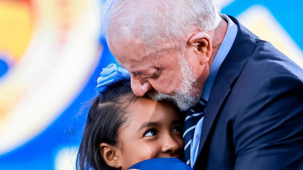 crianca-diz-a-lula-que-um-mundo-magico-se-abriu-ao-aprender-a-ler-quando-lemos-sentimos-que-viajamos-para-outros-mundos-disse-maria-angellyna-foto-ricardo-stuckert-pr-tvt-news