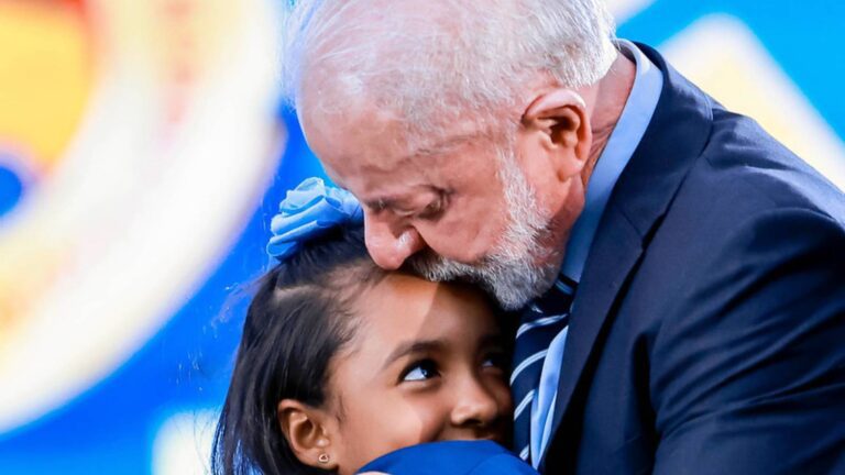 crianca-diz-a-lula-que-um-mundo-magico-se-abriu-ao-aprender-a-ler-quando-lemos-sentimos-que-viajamos-para-outros-mundos-disse-maria-angellyna-foto-ricardo-stuckert-pr-tvt-news