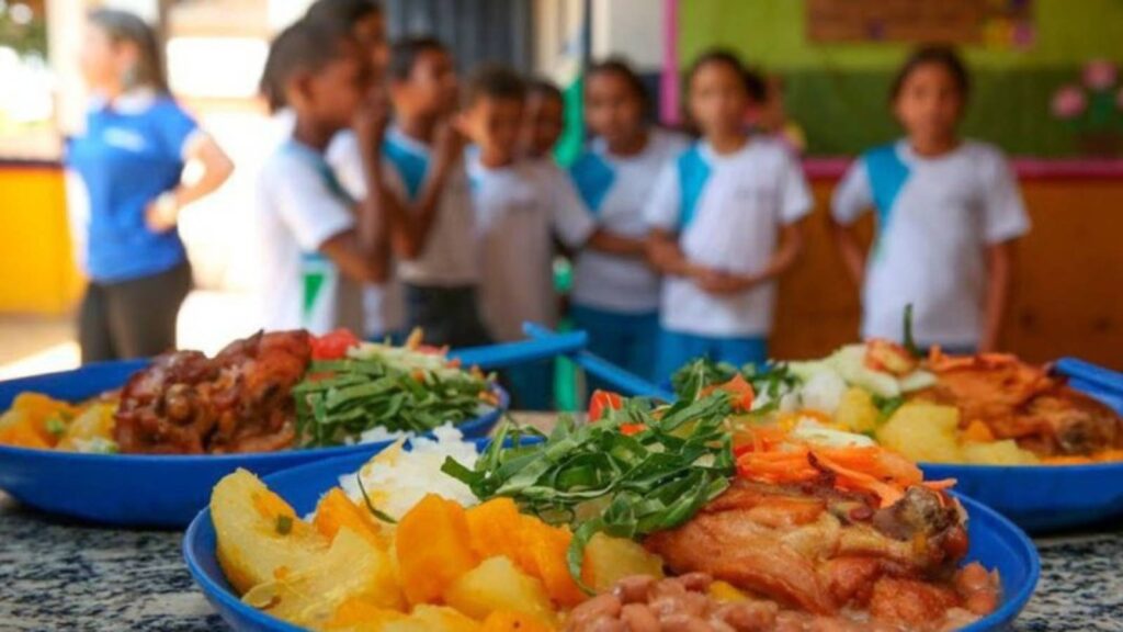 fnde-atualiza-regras-da-alimentacao-escolar-e-fortalece-refeicoes-saudaveis-nas-escolas-nova-resolucao-define-que-a-alimentacao-escolar-deve-compreender-o-uso-de-alimentos-variados-e-seguros-respeitando-a-cultura-e-as-tradicoes-locais-foto-agencia-brasil-tvt-news