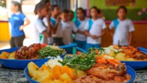 Da Redação 9 fnde-atualiza-regras-da-alimentacao-escolar-e-fortalece-refeicoes-saudaveis-nas-escolas-nova-resolucao-define-que-a-alimentacao-escolar-deve-compreender-o-uso-de-alimentos-variados-e-seguros-respeitando-a-cultura-e-as-tradicoes-locais-foto-agencia-brasil-tvt-news