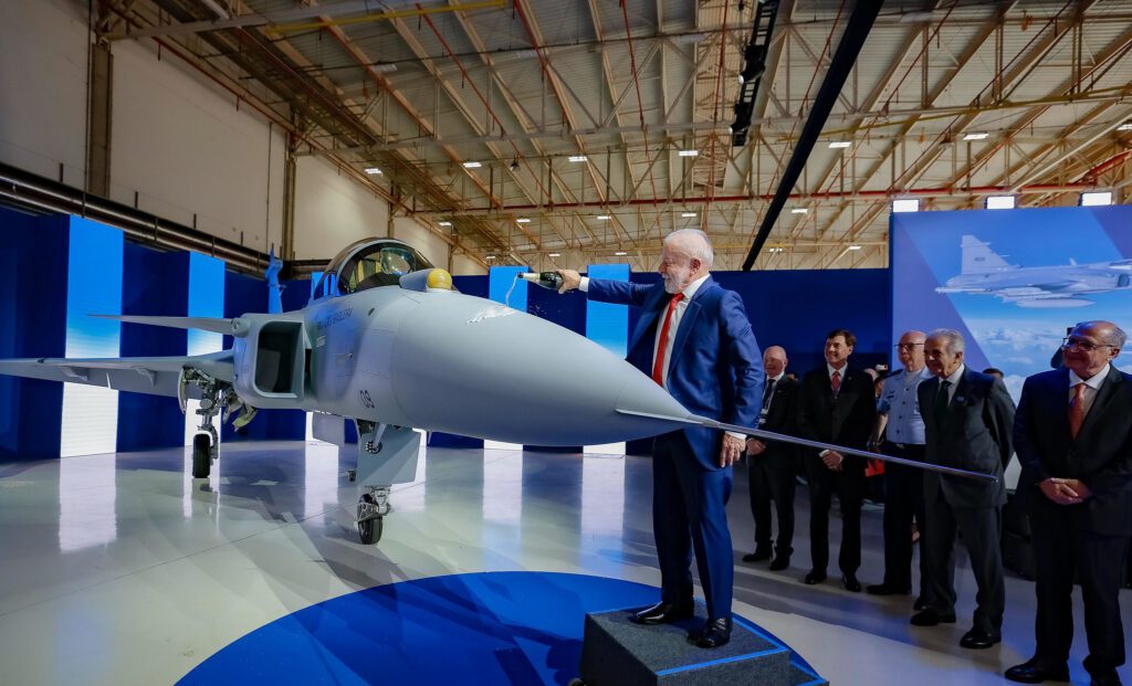 lula-batiza-primeiro-caca-gripen-produzido-no-brasil-tvt-news