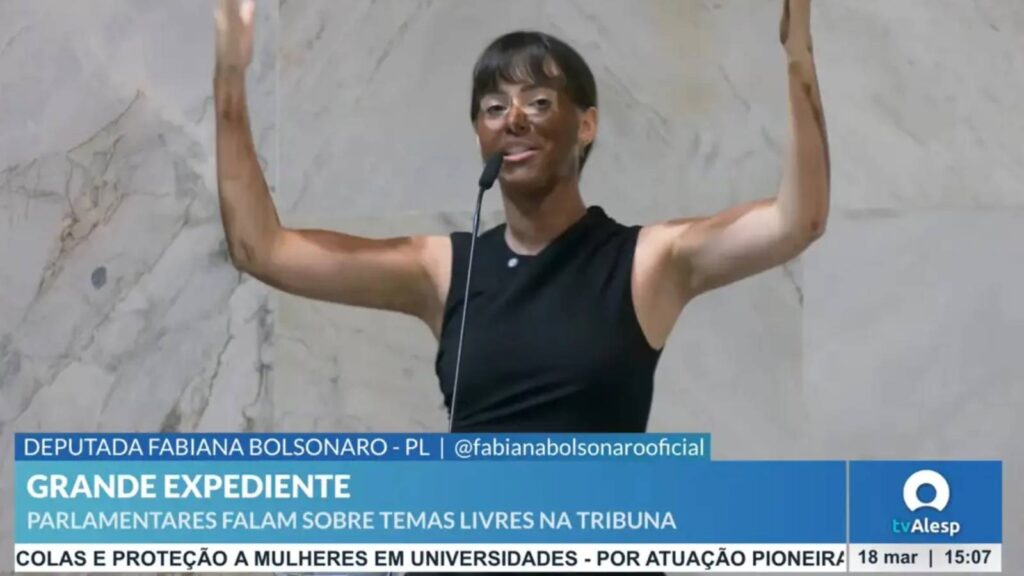 deputada-do-pl-faz-blackface-na-alesp-para-criticar-erika-hilton-a-mulher-do-ano-nao-pode-ser-trave-sic-transsexual-disse-a-deputada-bolsonarista-foto-reproducao-tv-alesp-tvt-news