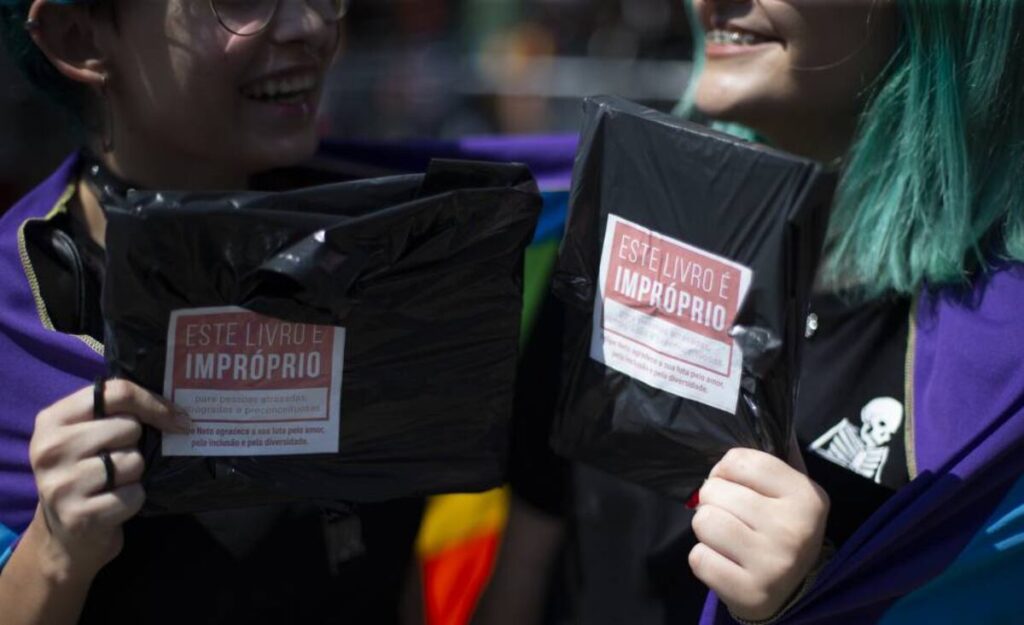 Justiça mantém condenação de Marcelo Crivella por censura a HQ LGBTQIA+ 2 livros-com-tematica-lgbtqiapn-foram-censurados-durante-a-bienal-do-livro-em-2019-foto-acervo-bienal-tvt-news
