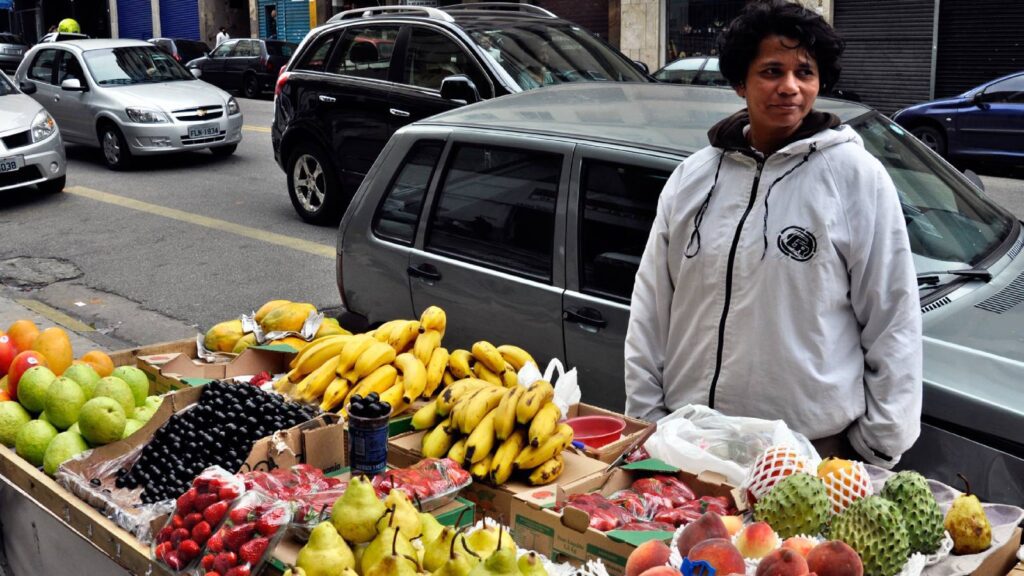 sao-paulo-tem-mais-de-12-mil-trabalhadores-ambulantes-maioria-atua-sem-autorizacao-quase-metade-da-categoria-45-e-formada-por-pessoas-pretas-e-pardas-foto-angelo-dantas-cmsp-tvt-news