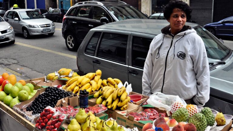 sao-paulo-tem-mais-de-12-mil-trabalhadores-ambulantes-maioria-atua-sem-autorizacao-quase-metade-da-categoria-45-e-formada-por-pessoas-pretas-e-pardas-foto-angelo-dantas-cmsp-tvt-news