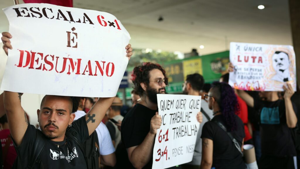 lula-deve-enviar-ao-congresso-projeto-para-acabar-com-a-escala-6x1-brasilia-df-01-05-2025-ato-do-dia-do-trabalhador-pede-o-fim-da-escala-6x1-e-melhores-condicoes-de-trabalho-e-renda-realizado-na-rodoviaria-do-plano-piloto-foto-jose-cruz-agencia-brasil-tvt-news