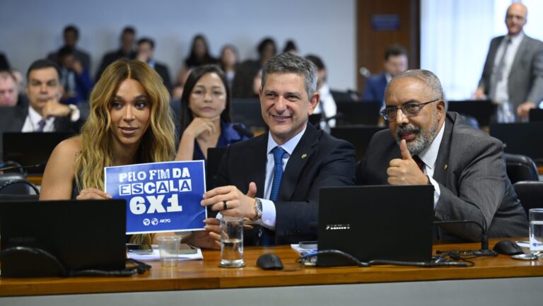 Separe todas palavras da frase abaixo com um hífen (-), coloque tudo em minúsculo e sem acento, transforme os dois pontos (:) em hífen (-) e também transforme os espaçadores ( | ) em hífen (-): CCJ pauta fim da escala 6×1 no dia da Marcha da Classe Trabalhadoras | TVT News Ao final, dê apenas a frase sem acentos e separada com hífen, sem comentários. eu preciso copiar e colar o atributo alt, por isso, só preciso da frase com os hifens