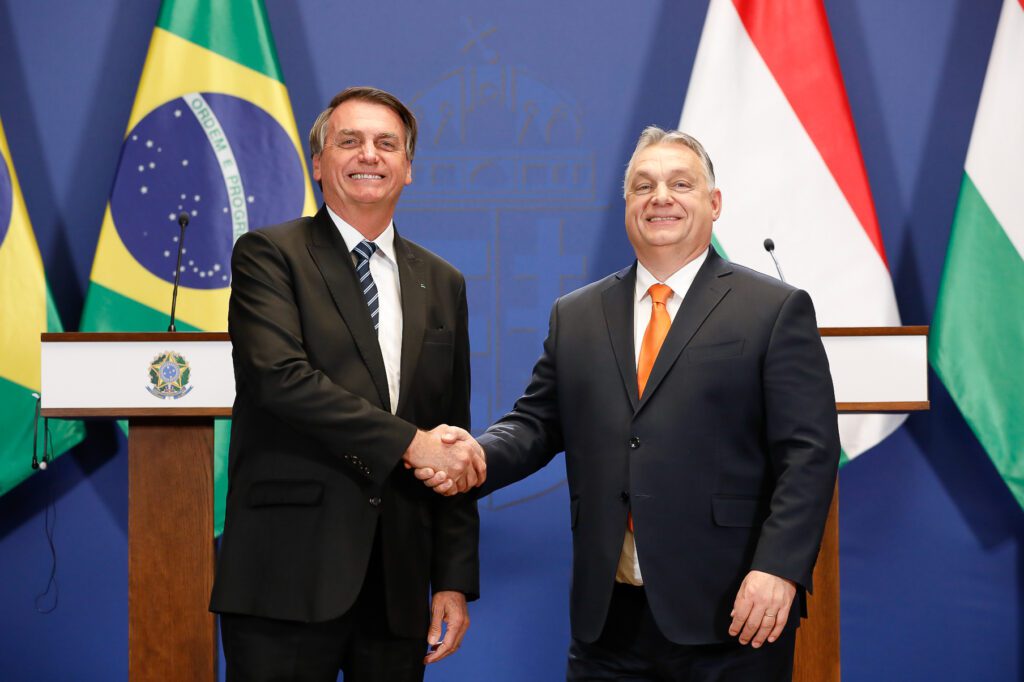 Oposição vence eleições na Hungria e encerra 16 anos de governo Orbán 1 jair-bolsonaro-era-um-dos-grandes-apoiadores-de-viktor-orban-juntamente-a-outros-lideres-de-extrema-direita-mundial-como-o-presidente-dos-eua-donald-trump-bolsonaro-inclusive-tentou-se-refugiar-na-embaixada-hungara-em-2022-para-tentar-escapar-das-sancoes-apos-seu-plano-golpista-falhar-para-mante-lo-no-poder-logo-apos-perder-as-eleicoes-no-brasil-foto-alan-santos-pr-tvt-news