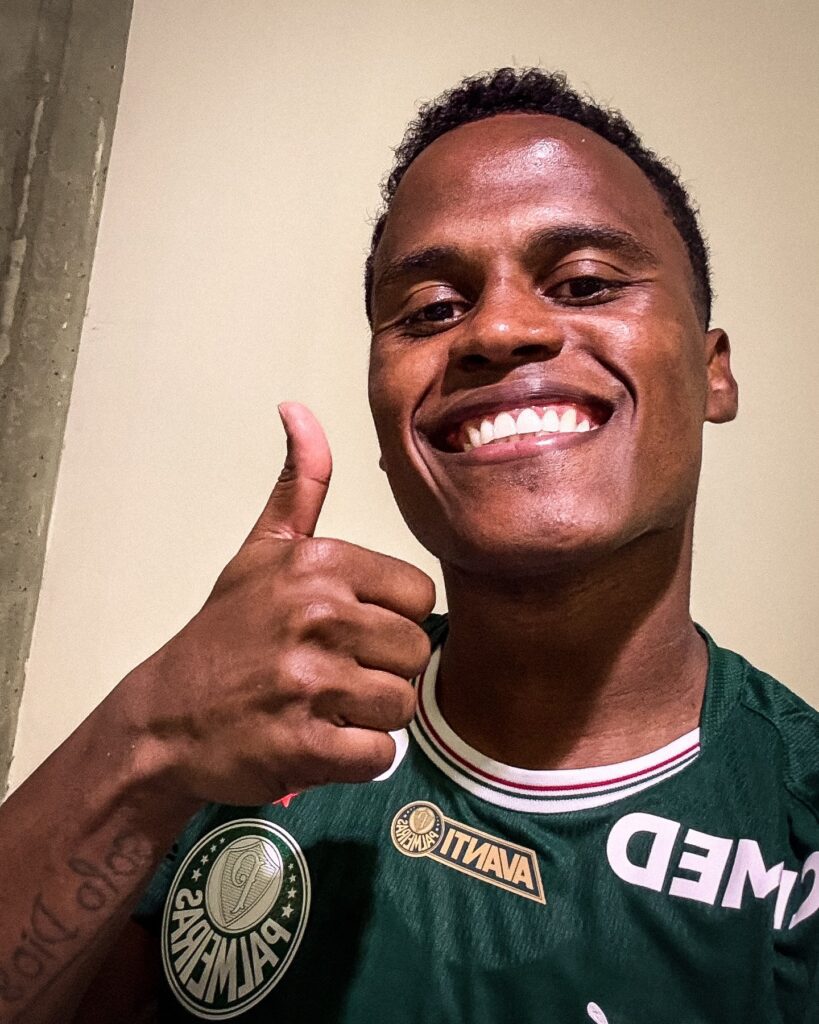 Palmeiras líder, demissão do Dorival Júnior e hat-trick do Ferreirinha: veja os destaques da 10ª rodada do Brasileirão 1 palmeiras-lider-demissao-do-dorival-junior-e-hat-trick-do-ferreirinha-veja-os-destaques-da-10-rodada-do-brasileirao-jhon-arias-meia-campista-do-palmeiras-em-selfie-publicada-em-suas-redes-sociais-apos-vitoria-de-2x1-sobre-bahia-nesta-10-rodada-do-brasileirao-foto-divulgacao-redes-sociais-tvt-news