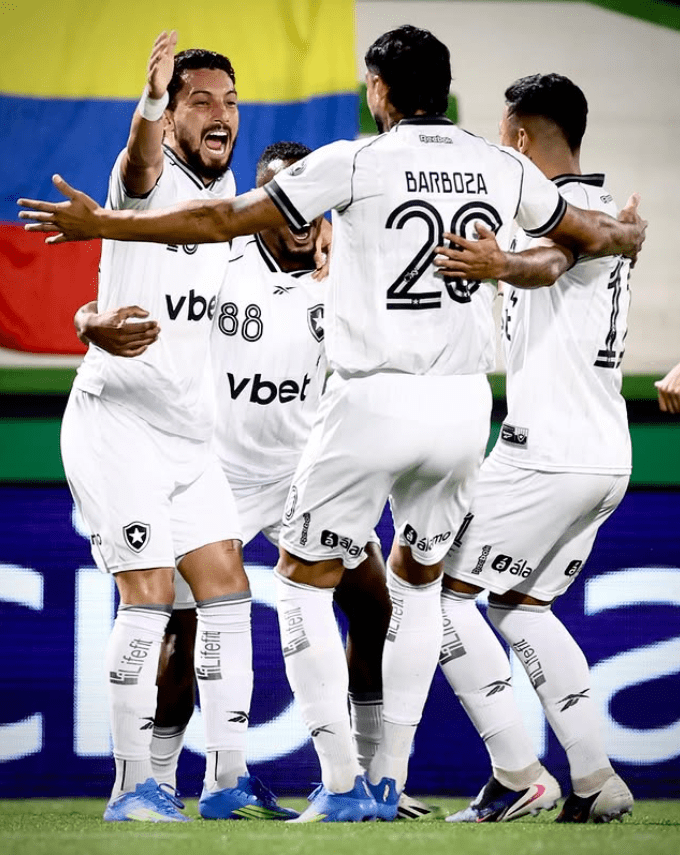 neymar-coça-ouvidos-goleada-do-botafogo-palmeiras-lider-destaques-da-12a-rodada-do-brasileirao-equipe-do-botafogo-comemora-goleada-nesta-12a-rodada-do-brasileirao-foto-vitor-silva-bfr-tvt-news